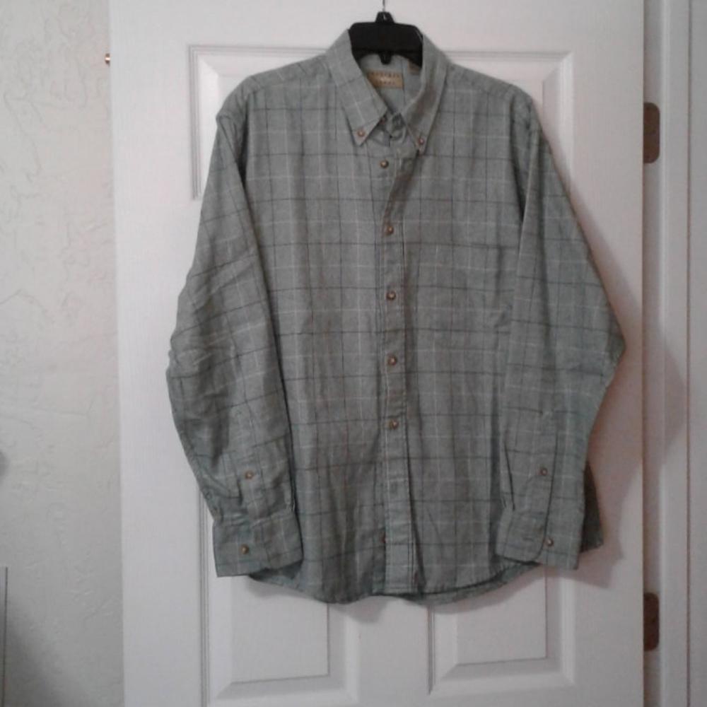 Men long sleeve shirt.